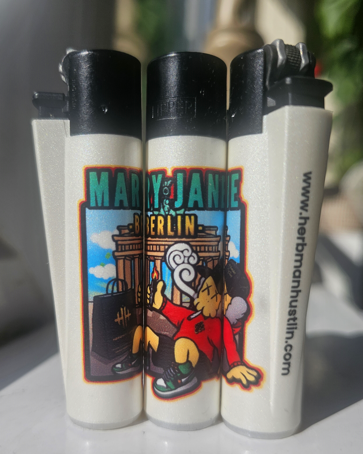 Draws in Berlin Clipper Lighter - White/Colour